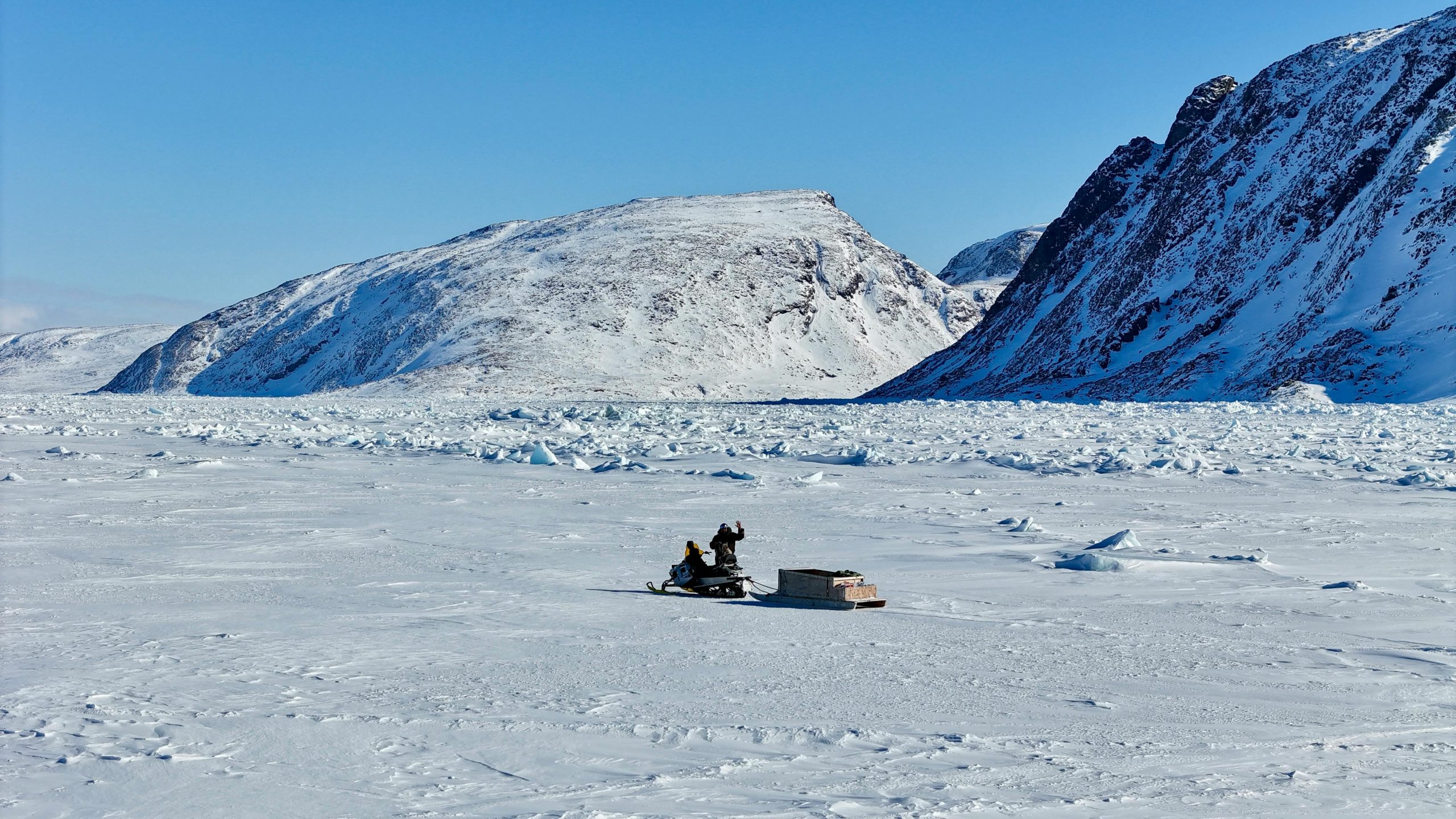 Foto mit dem Schneemobil in Antarktis während der Forschungsexpedition in der Arktis 2024
